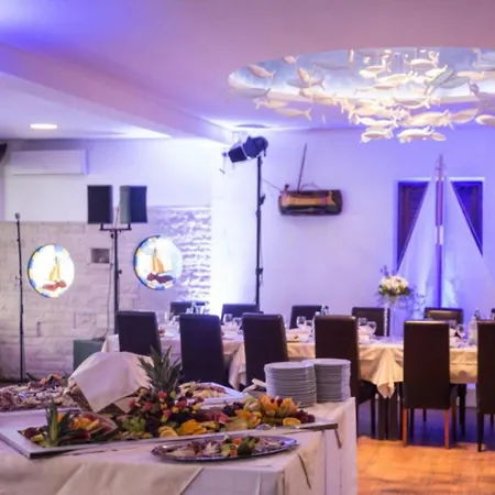 別荘 House Boat Oliva - Floating House プーラ