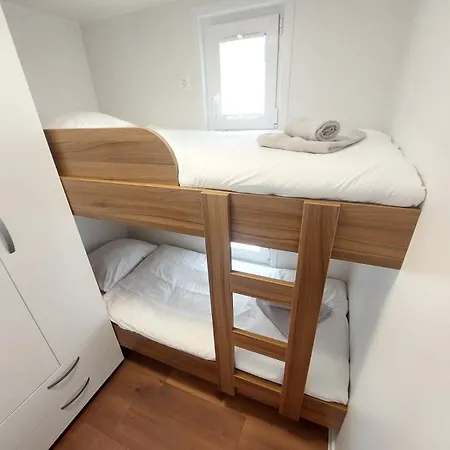 Semesterbostad House Boat Oliva - Floating House Pula
