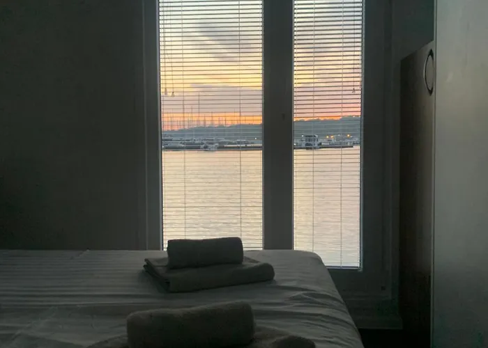 別荘 House Boat Oliva - Floating House プーラ