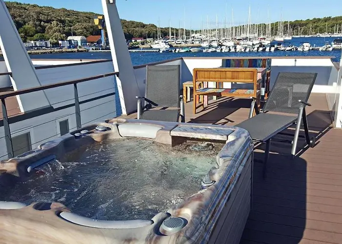 House Boat Oliva - Floating House