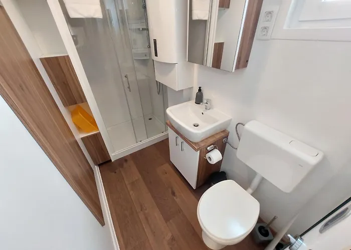 Будинок відпочинку House Boat Oliva - Floating House *