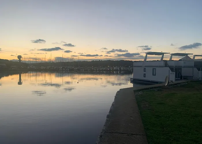 House Boat Oliva - Floating House プーラ